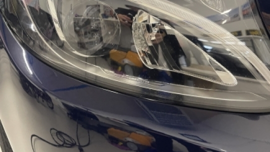 Klar og blank forlygte efter professionel polering