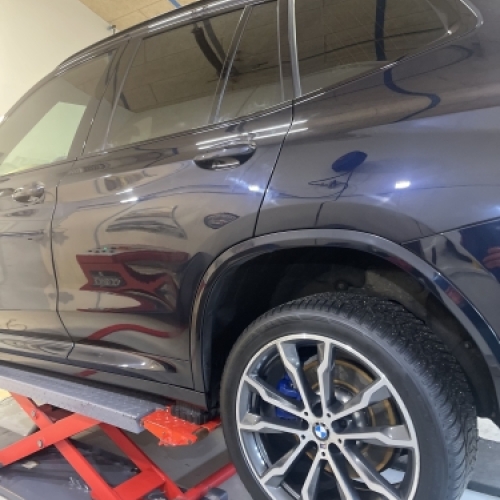 Bil polering af sort SUV med professionel behandling og glansforbedring.