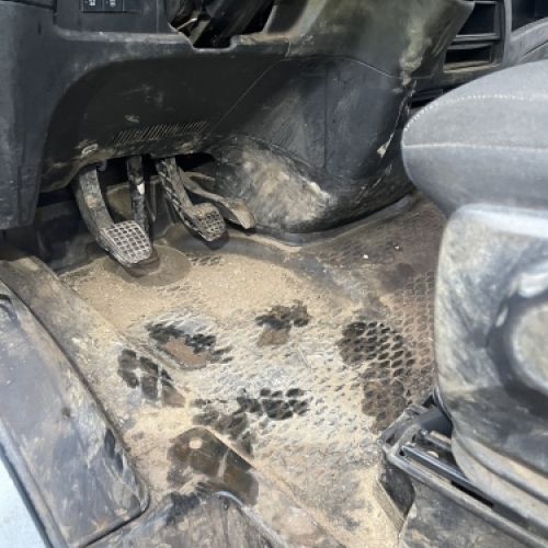 Bilpleje og rengøring – før kabinerens med mudder og snavs ved pedaler