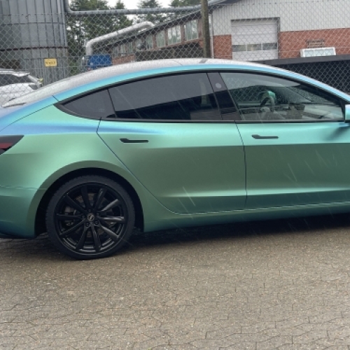 Bilpleje og rengøring – Tesla Model 3 med mat grøn finish efter behandling