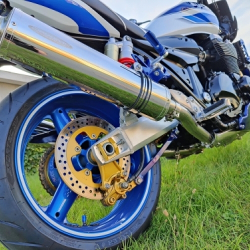 Motorcykel med blå fælge klar til keramisk coating af fælge