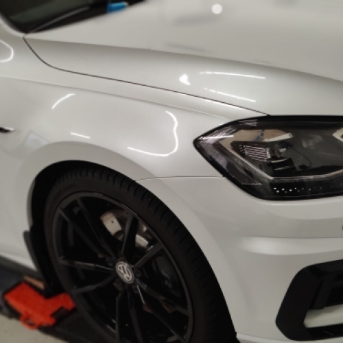 Front på bil med keramisk coating som beskytter mod snavs og ridser