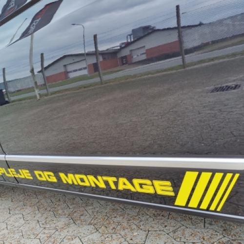 Close-up af bilside med keramisk coating der fremhæver spejlblank lak