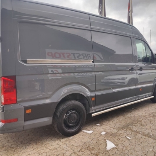 Grå varevogn behandlet med keramisk coating for langvarig lakbeskyttelse