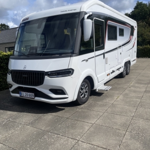 Polering af autocamper med forbedret lakbeskyttelse og flot finish.