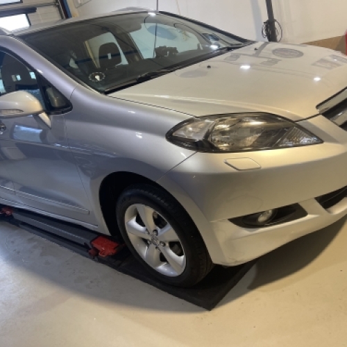 Polering af bil på sølv Honda for øget glans og jævn lakoverflade.