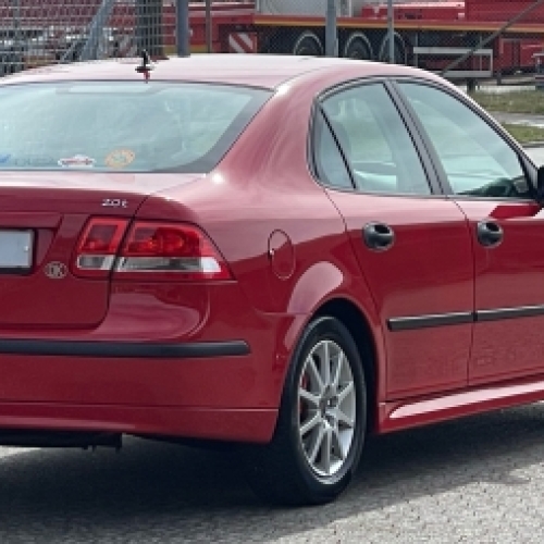 Polering af bil på rød Saab med forbedret glans og fjernelse af lakslør.