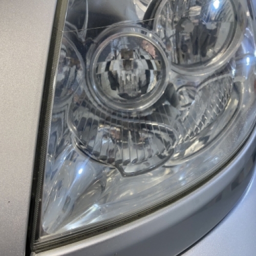 Forlygte efter polering med klar og gennemsigtig overflade.