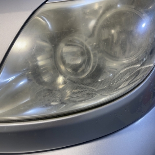 Mat og sløret forlygte før polering og behandling.