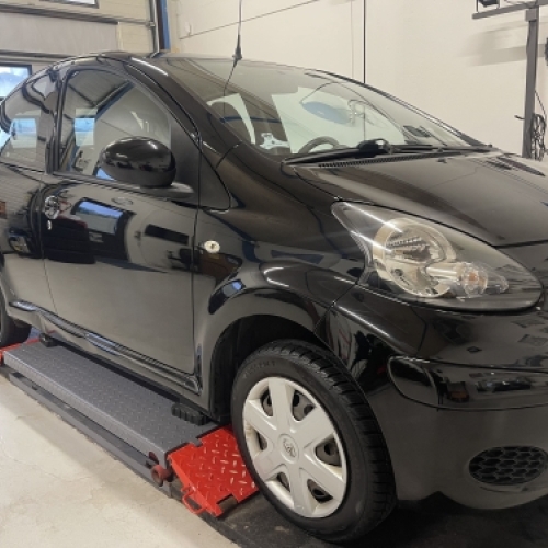 Polering af bil på sort Toyota med forbedret lakdybde og glans.