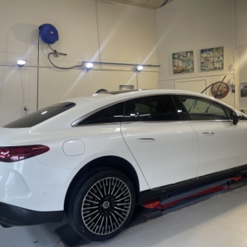 Professionel polering af hvid Mercedes med dyb glans og ridsefri overflade.