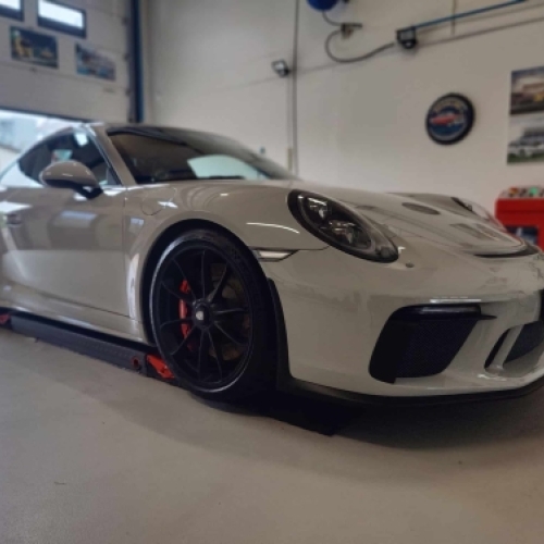 Professionel polering af bil udført på Porsche med spejlblank lak og dyb glans.