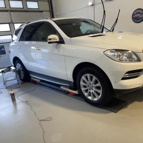 Professionel polering af SUV med fokus på lakbeskyttelse og blank overflade.