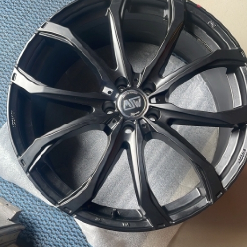 Sort alufælg behandlet med keramisk coating af fælge for øget beskyttelse og glans