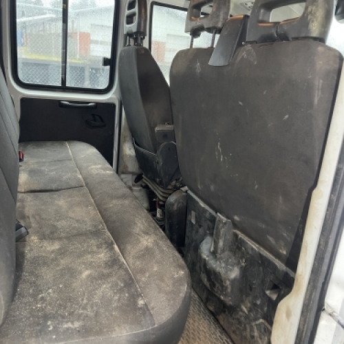 Bilpleje og rengøring – før indvendig rens med støvet kabine i varebil