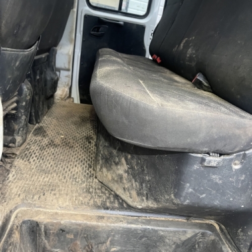 Bilpleje og rengøring – før kabinerens med beskidt bagsæde og gulv i varebil