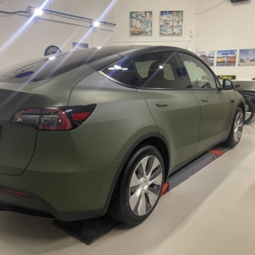 Bilpleje og rengøring – Tesla Model 3 med mat grøn lakfinish i værksted