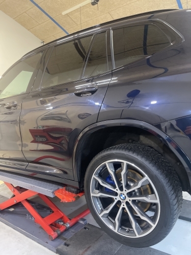 Bil polering af sort SUV med professionel behandling og glansforbedring.