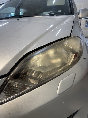 Bilpleje og rengøring – før polering af forlygte med mat og sløret lygteglas