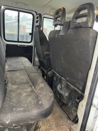 Bilpleje og rengøring – før indvendig rens med støvet kabine i varebil