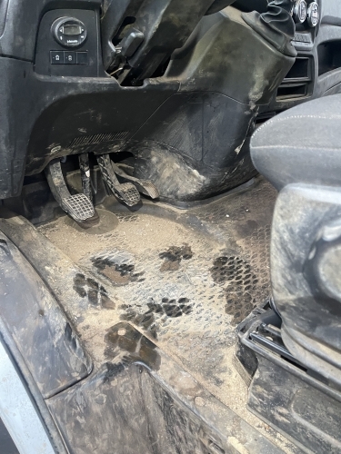 Bilpleje og rengøring – før kabinerens med mudder og snavs ved pedaler