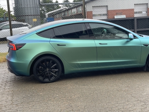 Bilpleje og rengøring – Tesla Model 3 med mat grøn finish efter behandling