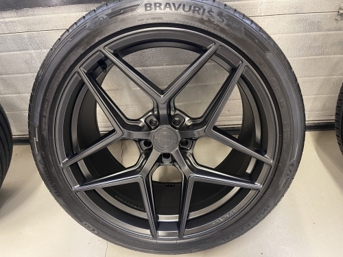 Sort fælg med dæk behandlet med keramisk coating af fælge for ekstra beskyttelse og dyb glans.