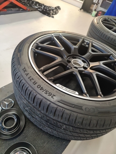 AMG fælg med dæk klargjort til keramisk coating af fælge for optimal beskyttelse mod bremsestøv og snavs.