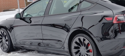 Tesla med keramisk coating i vintervejr som beskytter lakken mod sne og salt