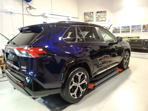 Keramisk coating af Toyota SUV i værksted med dyb lakglans og holdbar beskyttelse