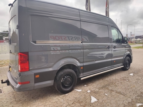 Grå varevogn behandlet med keramisk coating for langvarig lakbeskyttelse