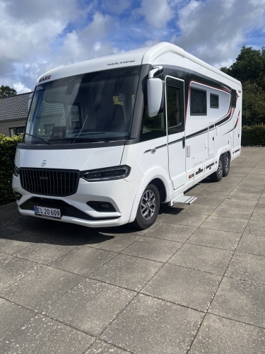 Polering af autocamper med forbedret lakbeskyttelse og flot finish.