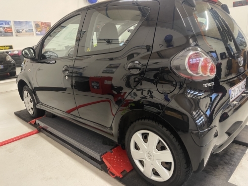 Professionel bil polering af Toyota med fjernelse af vaskeridser og slør.