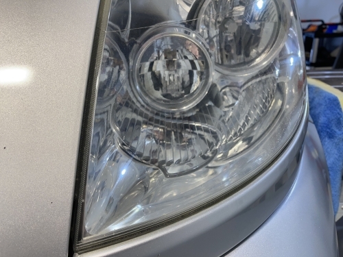 Forlygte efter polering med klar og gennemsigtig overflade.