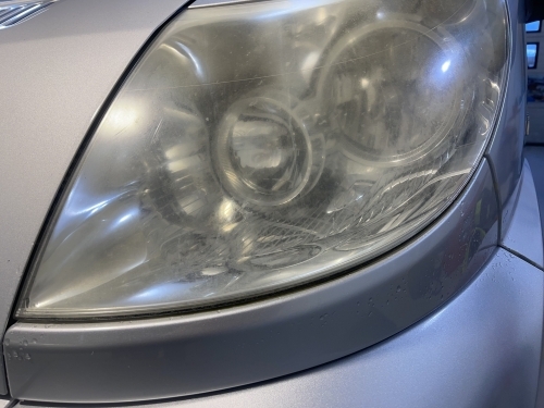 Mat og sløret forlygte før polering og behandling.