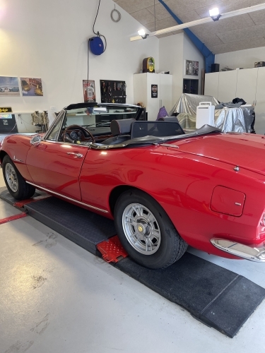 Polering af klassisk bil med fokus på lakfornyelse og højglans resultat.