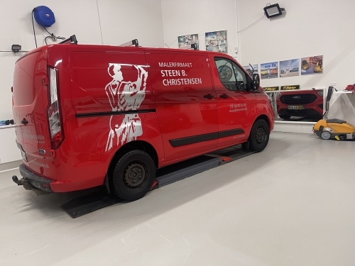 Polering og lakforsegling af bil udført på rød firmabil for ekstra beskyttelse.