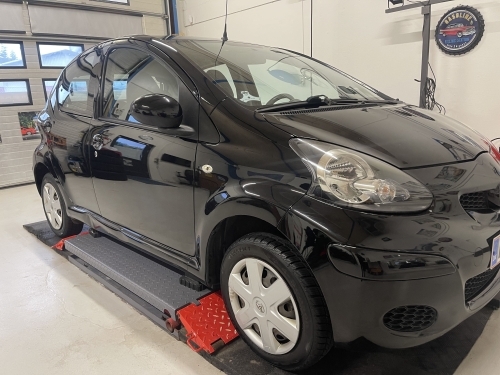 Polering af bil på sort Toyota med forbedret lakdybde og glans.