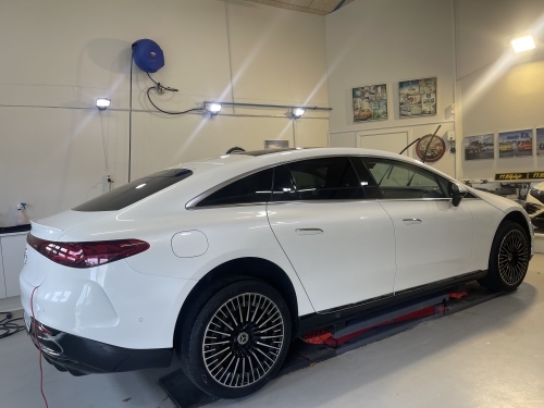 Professionel polering af hvid Mercedes med dyb glans og ridsefri overflade.