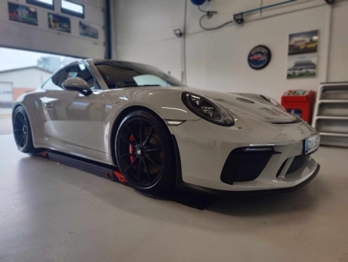 Professionel polering af bil udført på Porsche med spejlblank lak og dyb glans.