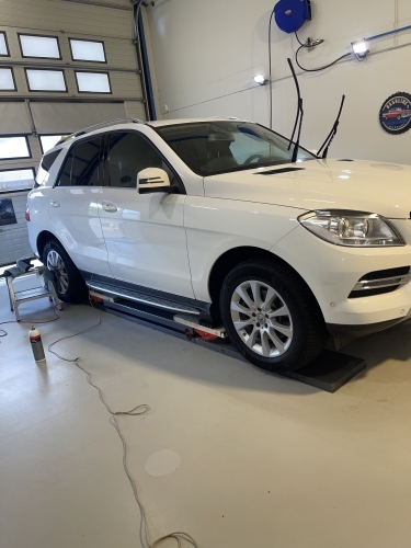 Professionel polering af SUV med fokus på lakbeskyttelse og blank overflade.