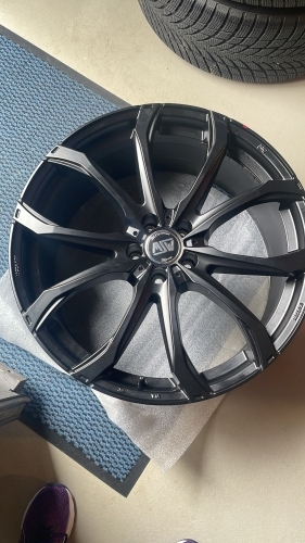 Sort alufælg behandlet med keramisk coating af fælge for øget beskyttelse og glans